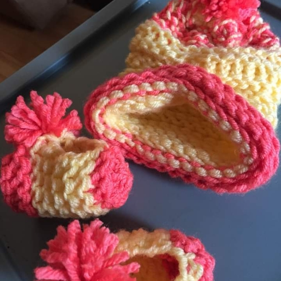 Nb Hat and booties - Picture 2 of 2